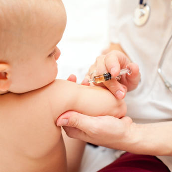 Bébé en train de se faire vacciner