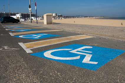 Places de parking handicapé à la plage